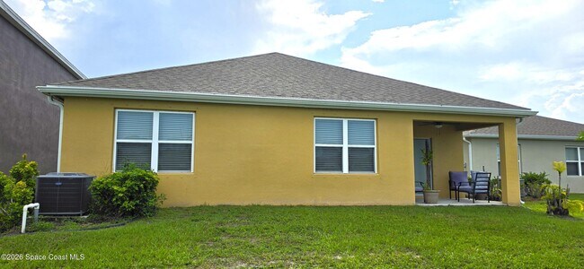 Building Photo - 242 Guinevere Dr SW