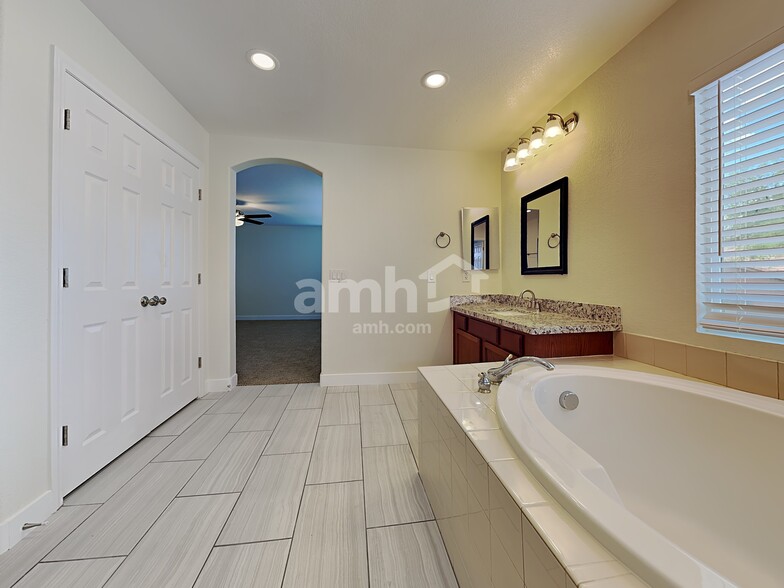 Building Photo - 7956 Dell Ridge Ave.