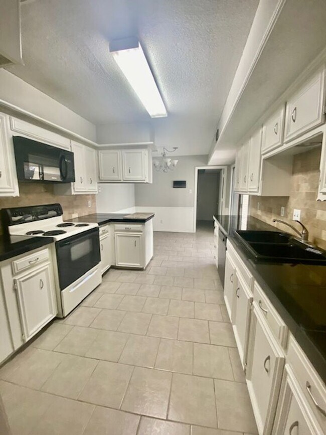Building Photo - 2 Bedroom Townhouse near Tennis Center