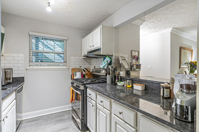 Building Photo - 6800 Glenridge Dr