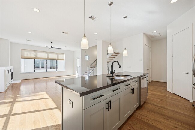 Building Photo - 5313 Lillian St