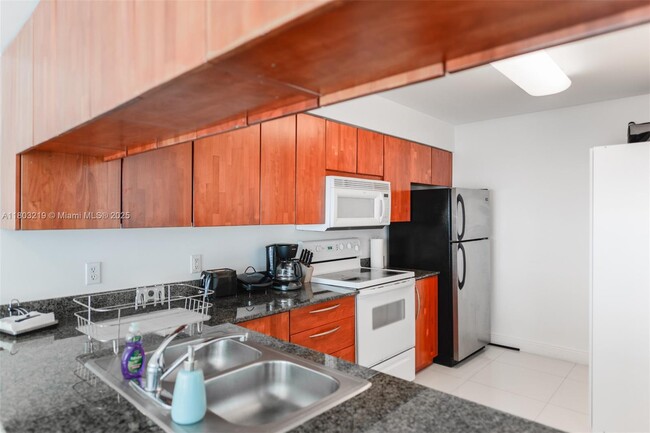 Building Photo - 1200 Brickell Bay Dr