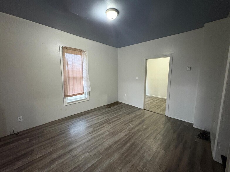 Building Photo - 526 Paine Ave