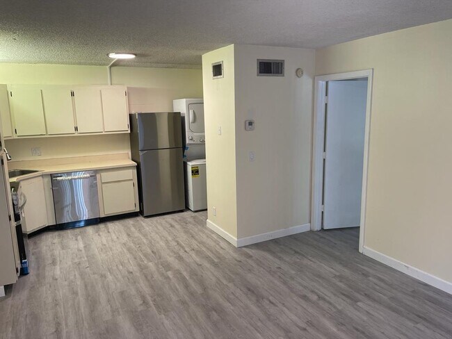 Building Photo - 203 Foxtail Dr