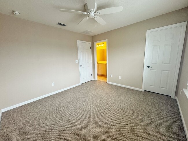 Building Photo - Islander Townhome with water views and garage!