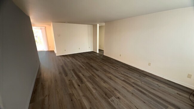 Building Photo - Price Drop! Single-level duplex in Jefferson