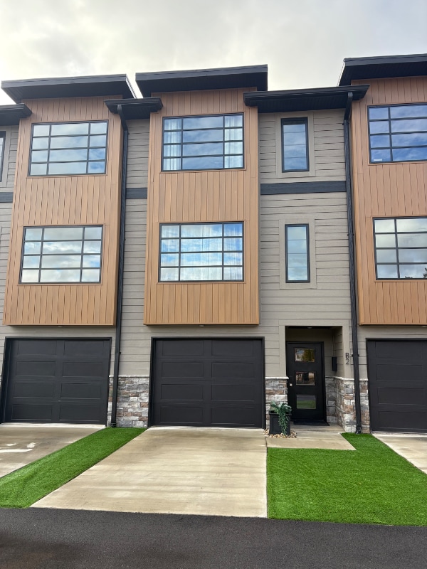 Building Photo - 577 English St