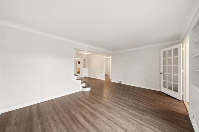 Building Photo - Beautiful Home in South Euclid