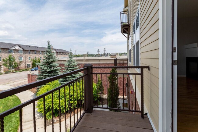 Building Photo - Downtown Living with Style & Views!