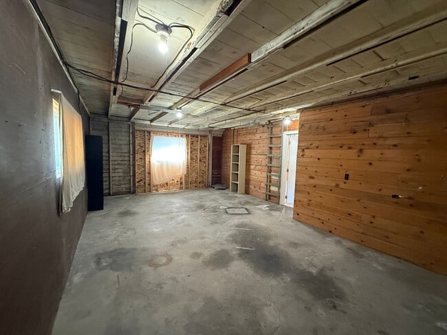 Building Photo - Pet Friendly! Central Air!