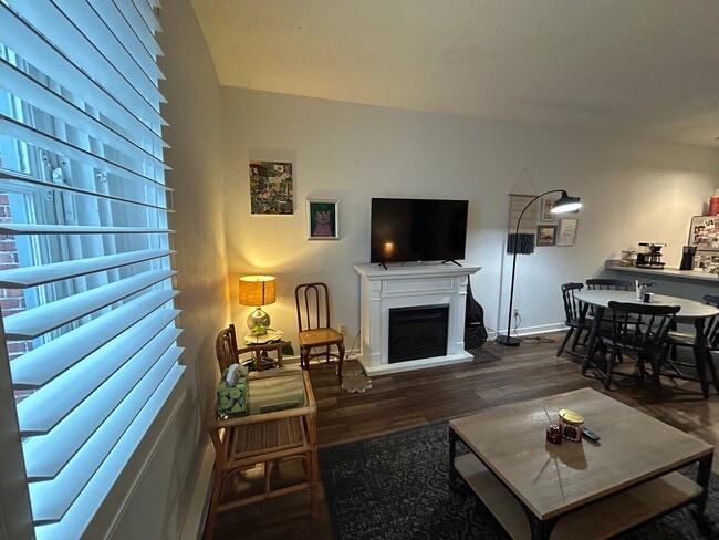 Building Photo - 112 W Washington Blvd