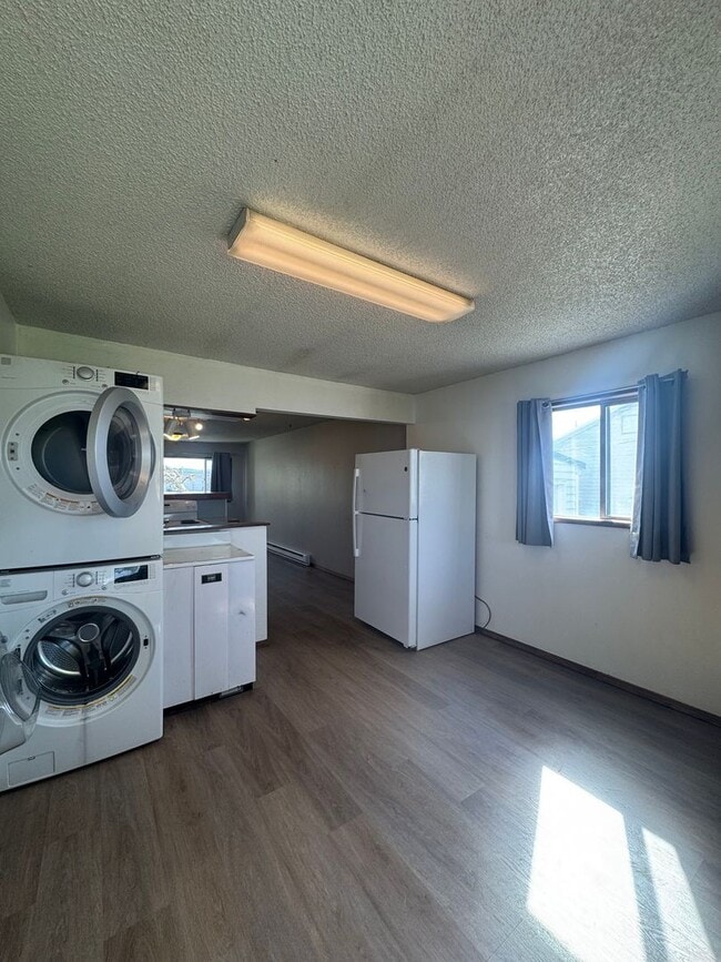 Building Photo - Bright and Welcoming 2-Bedroom Home