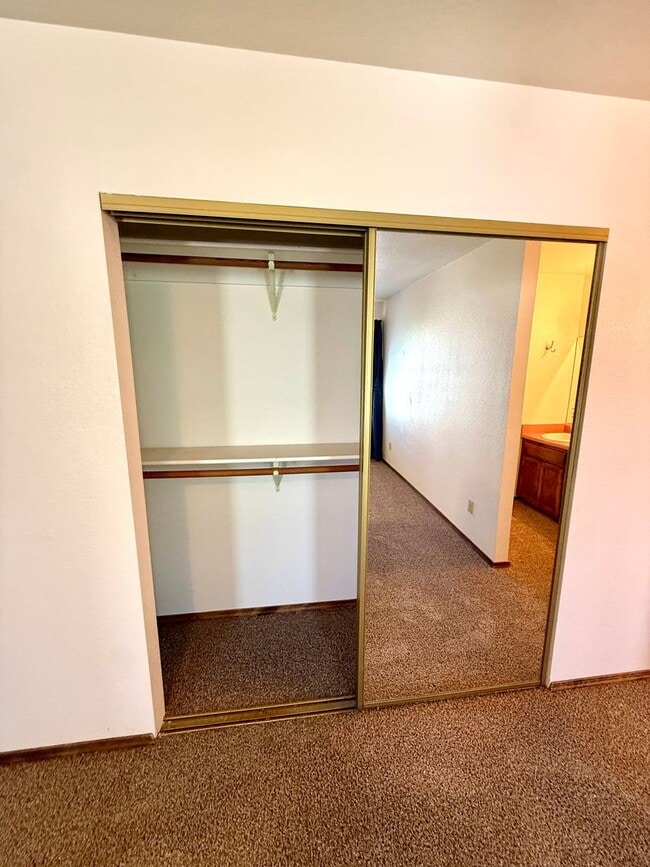 Building Photo - Spacious 3BR Cul-de-Sac Home with Bonus Room, New Carpet & Split Floor Plan!