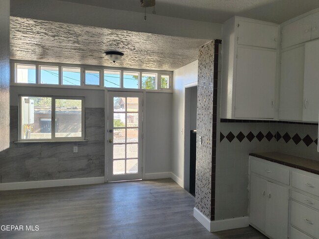 Building Photo - 714 N San Marcial St