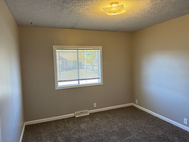 Building Photo - Bright and spacious split-entry home with ...