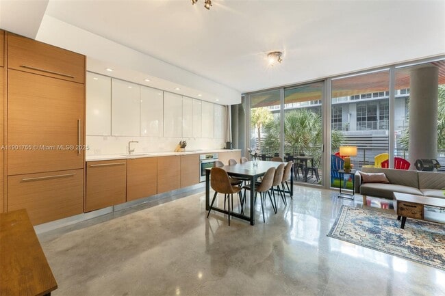 Primary Photo - 250 NW 24th St