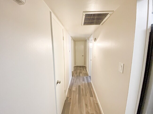 Building Photo - 21 E Alameda Dr