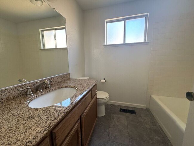 Building Photo - 3 bed, 2 bath Property in Sparks - Availab...