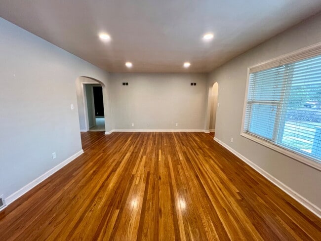 Building Photo - Great Home Close to CFD!