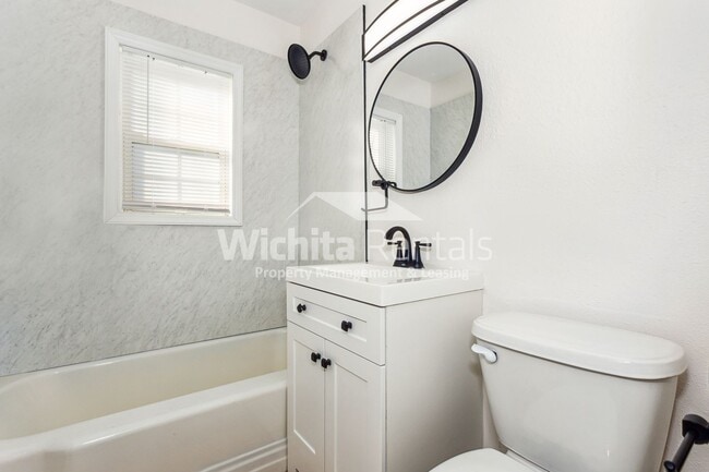 Building Photo - 3 bedroom 1 bath home - North Riverside