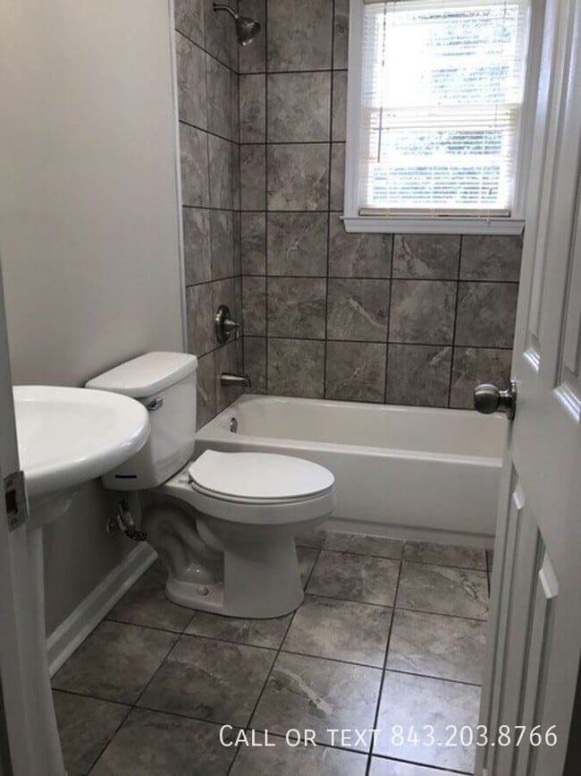 Building Photo - 4927 Lincrest Rd