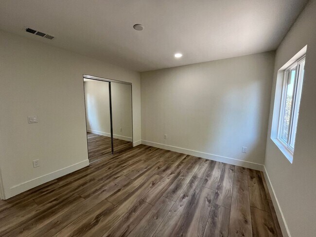 Building Photo - Large 6 bed 3 bath House on East Falls! Co...