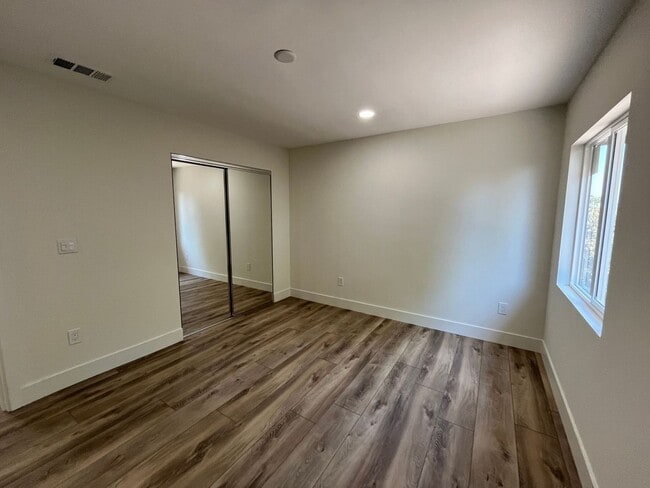 Building Photo - Large 6 bed 3 bath House on East Falls! Completely Renovated (2025)