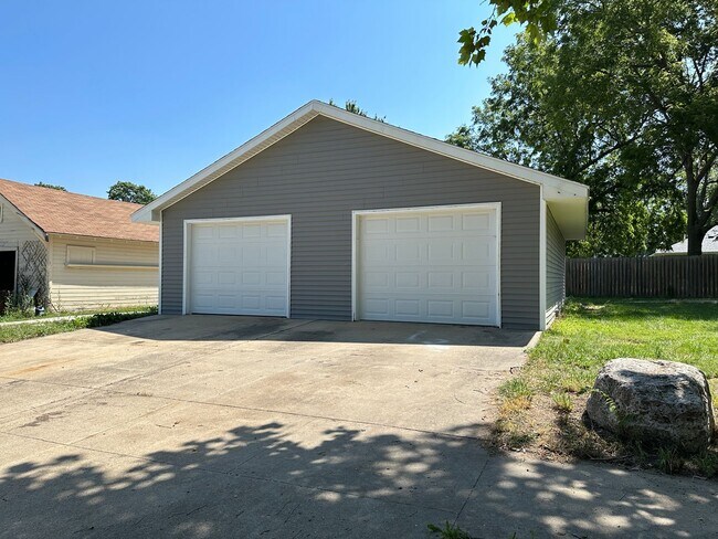 Building Photo - 4 Bedroom 2 Bathroom Home in Winterset