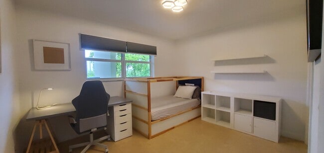 Building Photo - 18901 NE 14th Ave