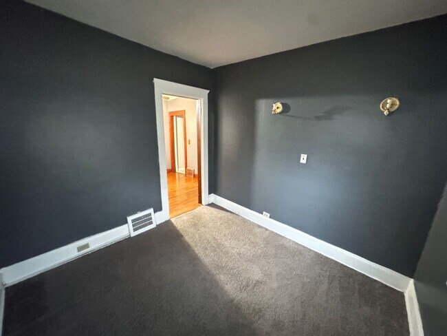 Building Photo - Charming 3-Bedroom Property in Prime Location