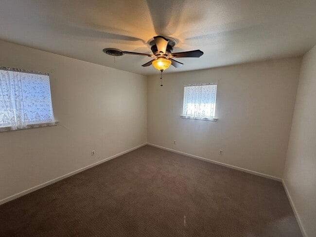 Building Photo - 550 E N 19th St