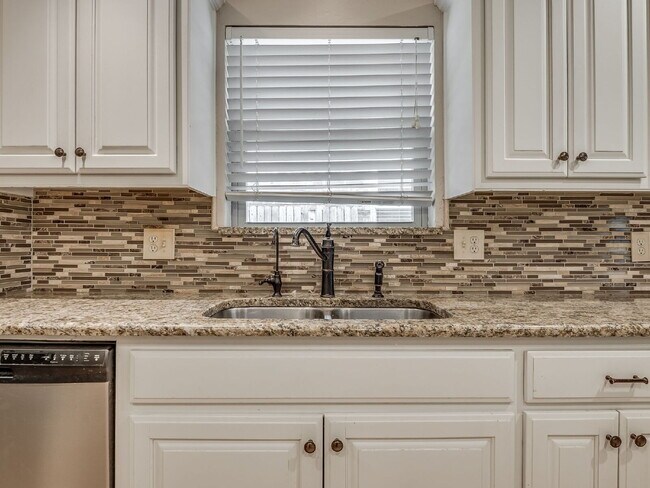 Building Photo - Updated 4-Bedroom Home with Spacious Layou...