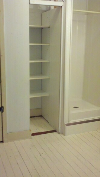 Building Photo - 547 Niagara St