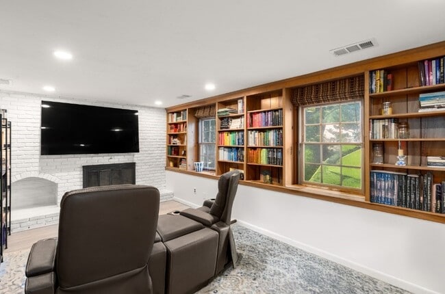 Building Photo - 10 Pinewood Cir