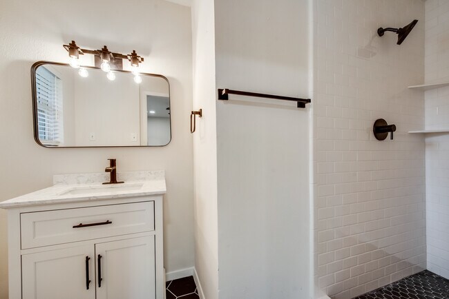 Building Photo - 611 Ray Andra Dr