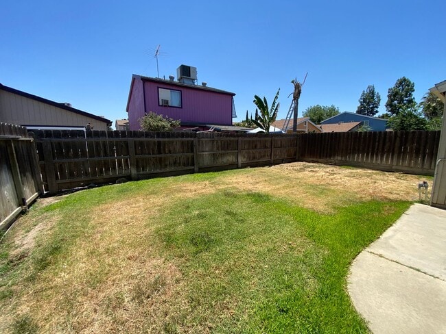 Building Photo - North Visalia Townhome Available Now