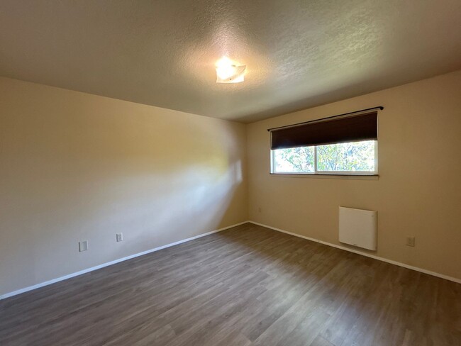 Building Photo - MOVE IN SPECIAL!  Remodeled 2 Bedroom 1 Ba...