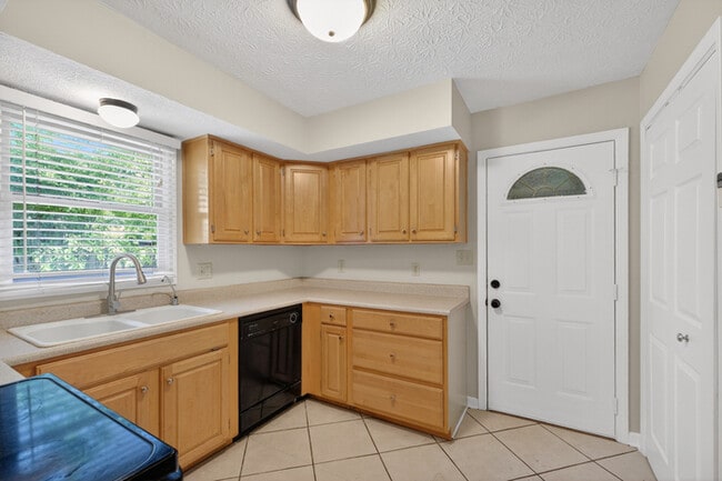 Building Photo - 4 Bedroom Near Butler University!