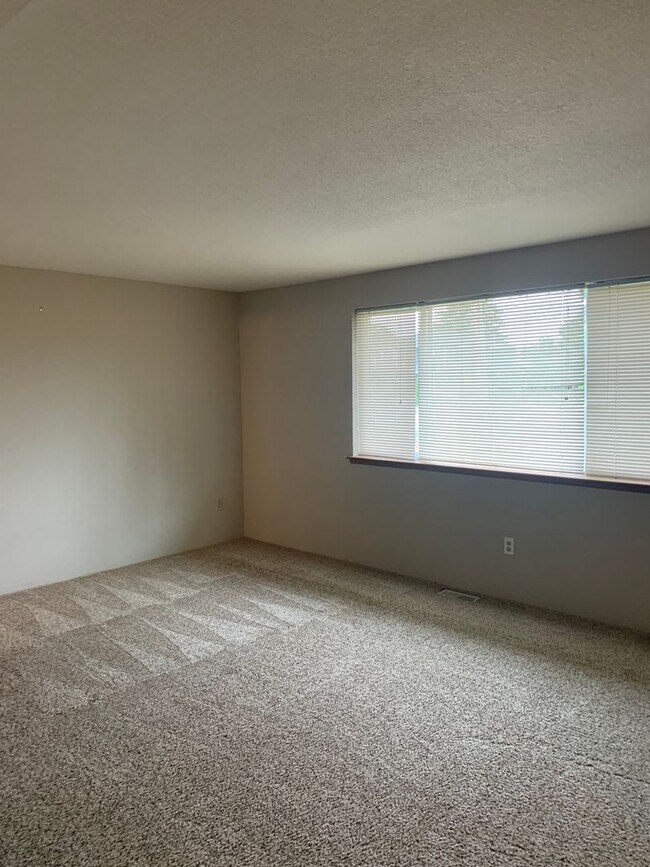Building Photo - Spacious rambler