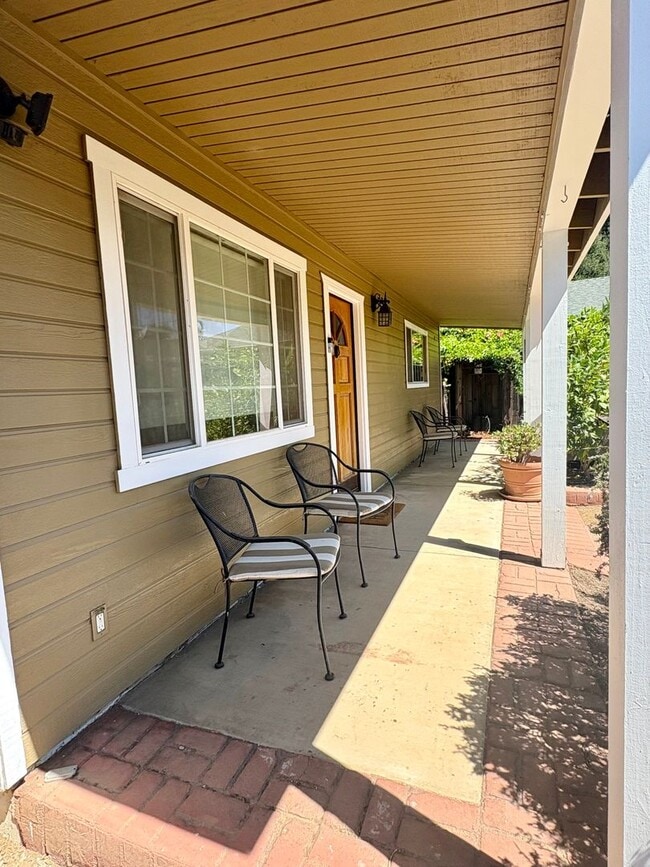 Building Photo - Single Family Home in Oak View!