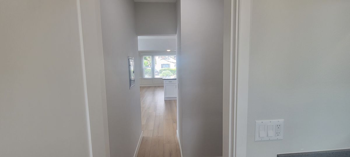 Building Photo - 1048 E 5th St