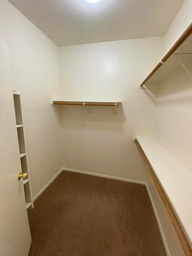 Building Photo - 1262 E Weimer Cir