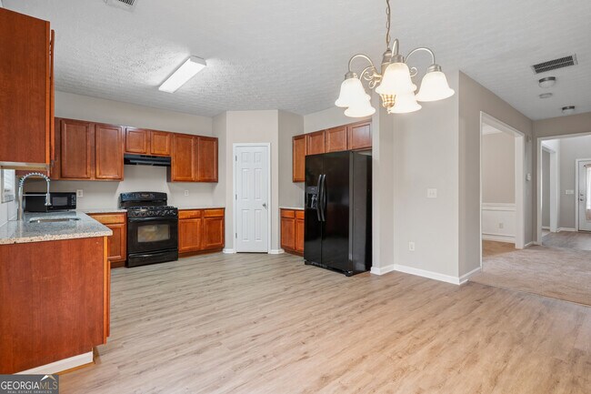 Building Photo - 2040 Village Green Dr