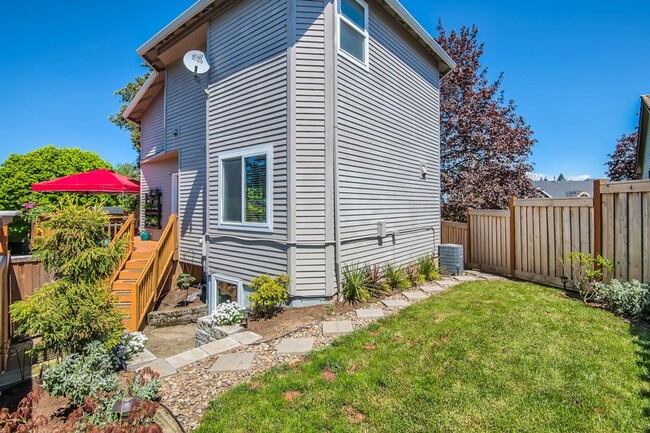 Building Photo - Bright and Airy 3 Bed, 2.5 Bath Stunning H...