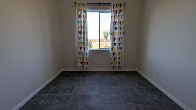 Building Photo - Immaculate 4 Bedroom 2.5 Bath Home in Sierra Meadows