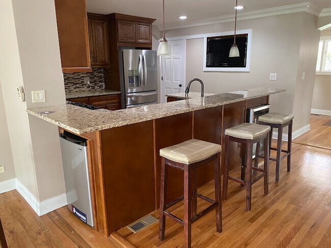 Building Photo - 1221 N Chicago Ave