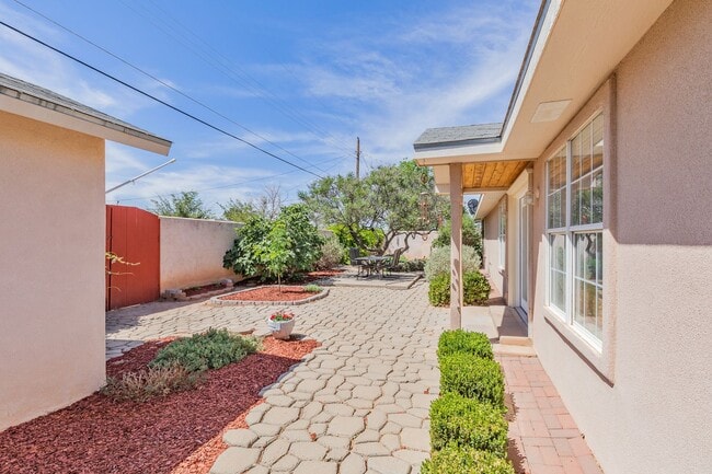 Building Photo - Conveniently located 3 Bedroom, 2 bath