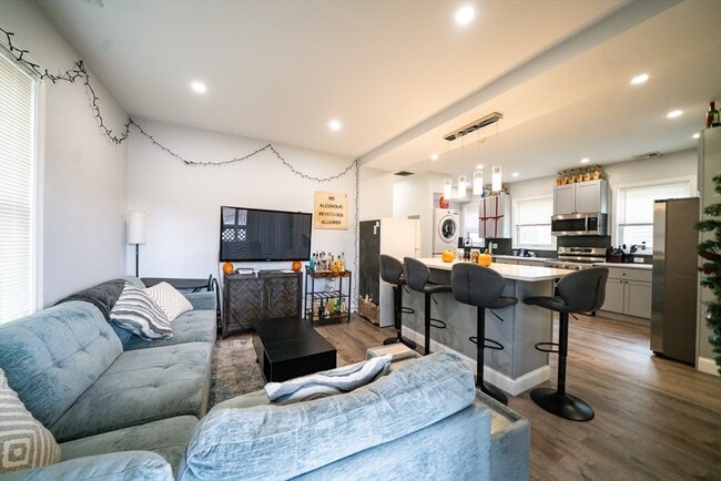 Building Photo - 137 Centre St