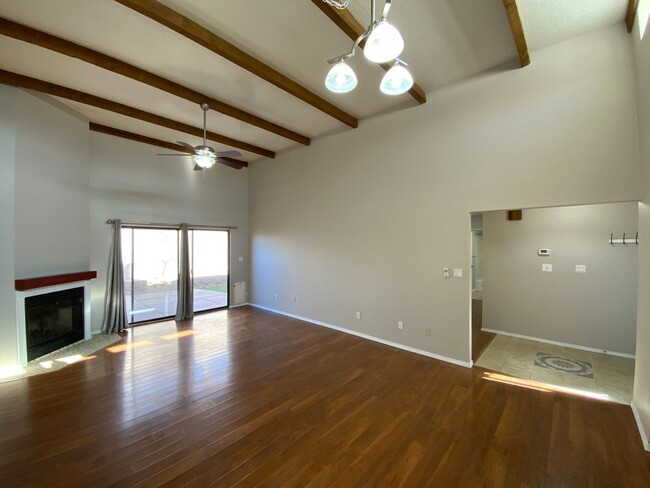 Building Photo - 3 Bedroom Townhome Available Near Tramway ...