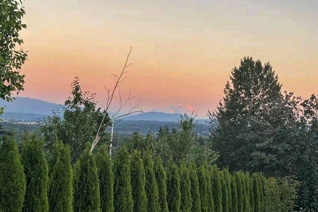 Building Photo - Beautiful 5-Bedroom Home with Mt. Rainier ...